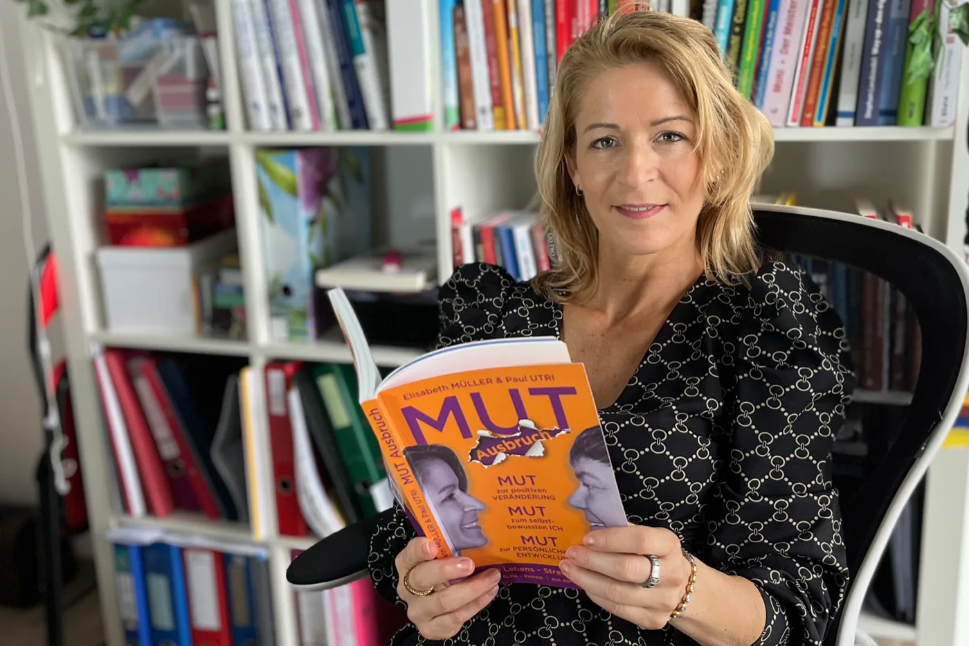 Elisabeth Beirer mit ihrem Buch MUT-Ausbruch